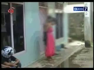 Pasangan Mesum Diarak Tanpa Busana