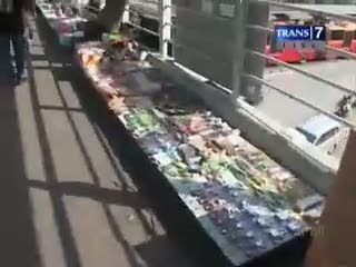 Potret PKL di Jembatan Penyebrangan