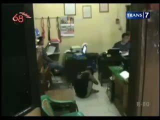 Remaja Perkosa Ibu Rumah Tangga