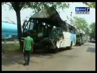 Bus Tabrak Truk, 3 Tewas 4 Luka Berat