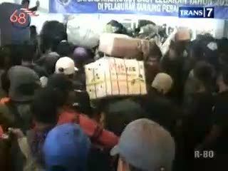 Jadwal Terlambat, Ribuan Penumpang Berebut Naik Kapal