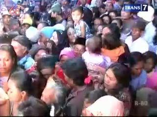 Wisatawan Asing Ikut Bagi Sembako