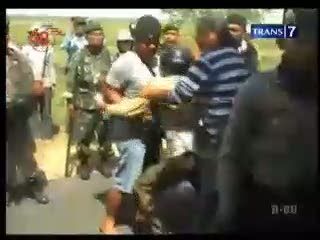 Tolak Ganti Rugi, Warga Hadang Eksekusi