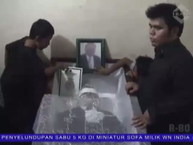 Tangis Keluarga Sambut Jenaazah Korban Bus Maut