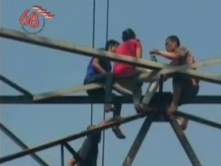 Dituduh Mencuri Uang, Siswi SMP Panjat Tiang Sutet