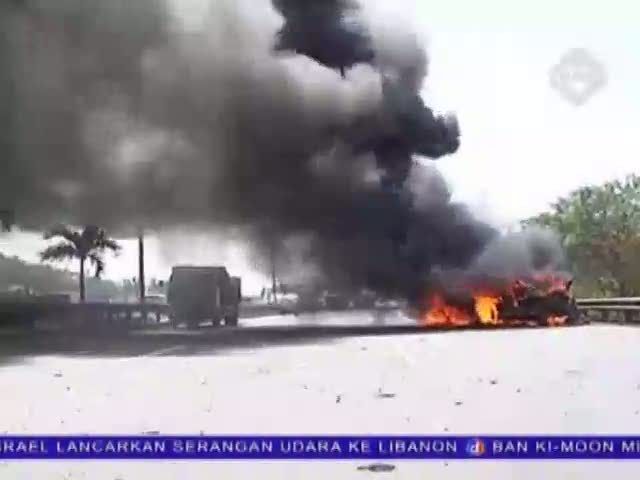 Truk Terbakar di Jalan Tol JORR