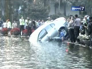 Mobil Mewah Terjun ke Bundaran HI
