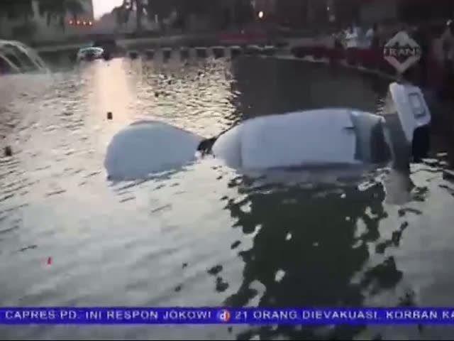 Mobil Mewah Masuk ke Kolam Bundaran HI