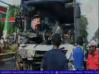 Bus Tabrak Truk, 3 Tewas 5 Luka Parah
