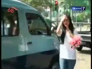 Bunga Mawar untuk Polisi