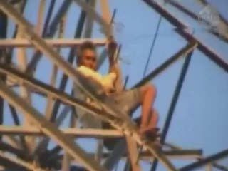 Depresi, Pria Nekat Memanjat Menara Sutet 40 Meter