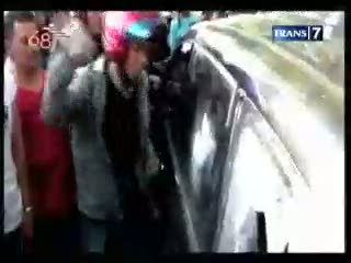 Tabrak 5 Sepeda Motor, Pelaku Dikeroyok & Kendaraannya Dirusak
