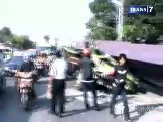 Truk Muatan Besi Tumpah ke Jalan