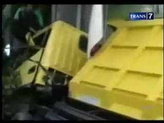 Truk Hantam Rumah, Seorang Nenek Tewas