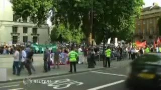Warga Inggris Tolak Opsi Serangan ke Suriah
