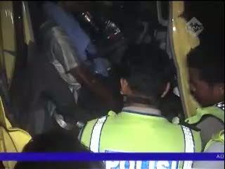 Evakuasi Sopir Truk di Tol Berlangsung Dramatis