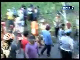 Kejar Pelaku Carok, Polisi Dihadang Ibu-ibu