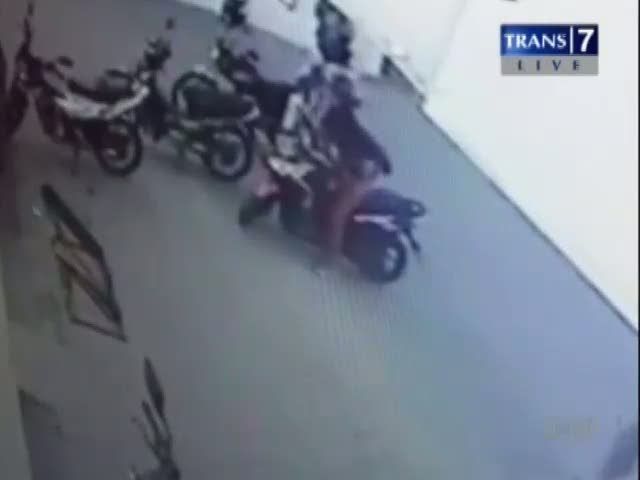 Maling Motor Terekam CCTV