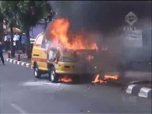 Mobil Jasa Pengiriman Terbakar di Lampu Merah