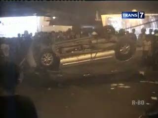 Hindari Motor dari Arah Berlawanan, Mobil Terbalik
