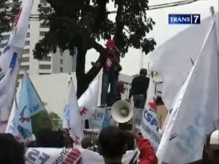Tuntut Kenaikan UMP, Buruh Unjuk Rasa