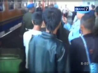 Protes Pedagang Asongan di Stasiun