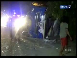 Mobil Tabrakan, 3 Tewas Tertimbun Material