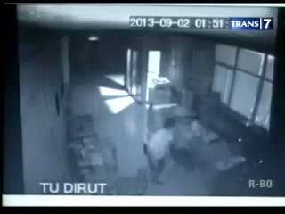 Maling Kantor Jasa Tirta Terekam CCTV