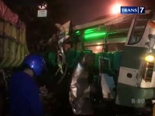 Saling Salip, Kopaja Tabrak Truk, Kernet Tewas