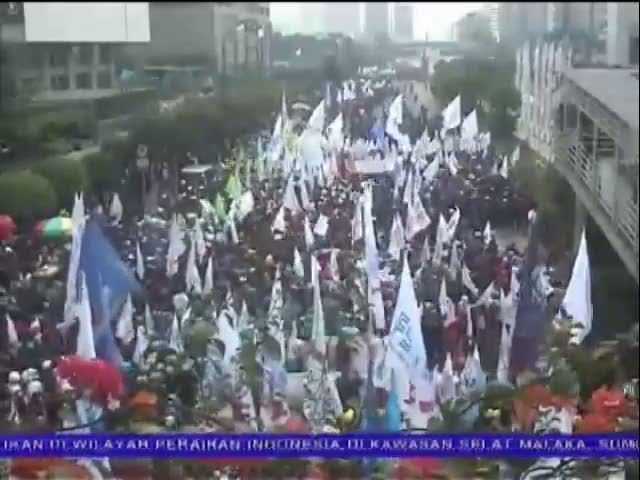 Buruh Menuntut Upah Minimum Dinaikkan Lagi