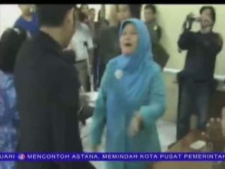 Anak Dilecehkan Kepsek, Ortu Siswi Mengamuk di Sekolah