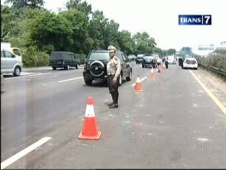 Isak Tangis Keluarga Korban Kecelakaan Tol Jagorawi