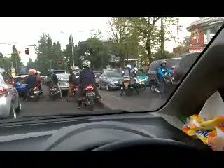 Rombongan Mercy dan Polisi Terobos Jalur