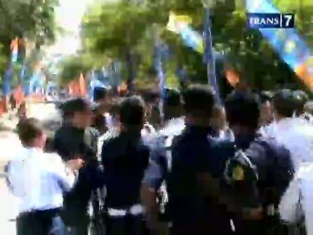 Mahasiswa Adu Josos dengan Petugas Keamanan