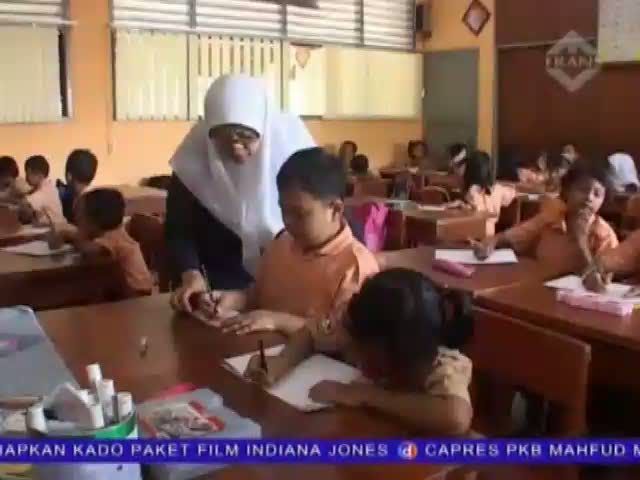 Siswa SD Siapkan Kartu Ucapan untuk Presiden