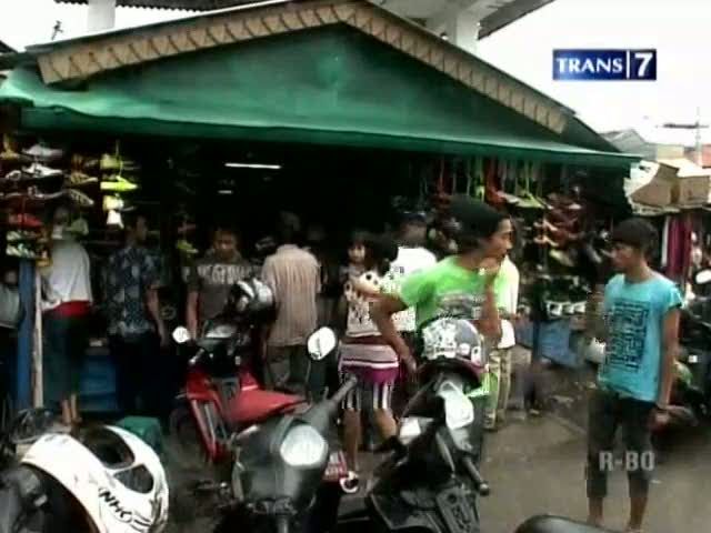 Berburu Barang Antik di Pasar Poncol