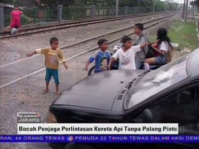 Bocah Penjaga Perlintasan Kereta Api