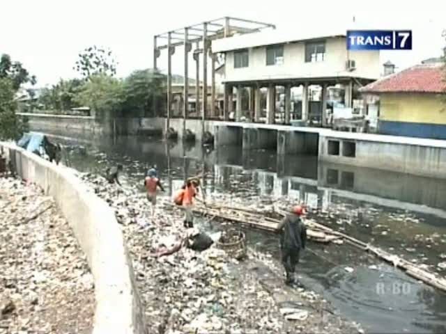 Kali Sentiong Kebanjiran Sampah