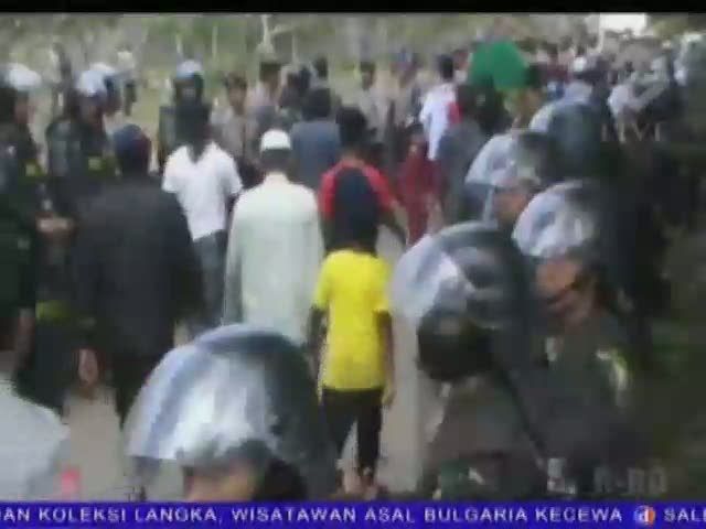 Polisi Amankan Pelayat Bawa Sajam