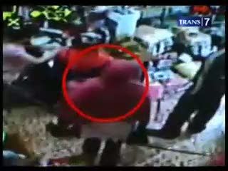 Ibu Berjilbab Copet Pembeli Terekam CCTV