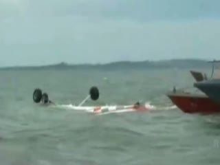 Mesin Rusak, Pesawat Latih Terjun ke Laut