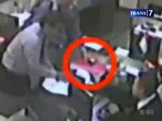 Jaksa Mengutil HP di Kantor MK