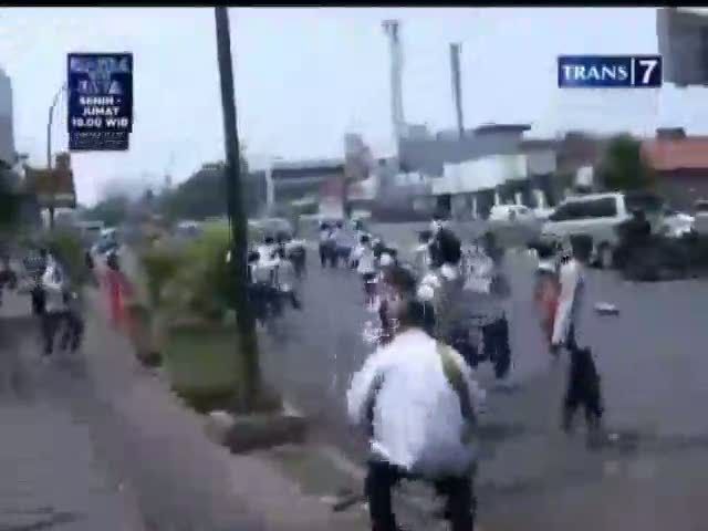 Tawuran, Pelajar Tertabrak Motor