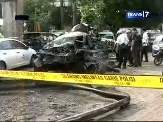 Puslabfor Polisi Geledah Mobil DL