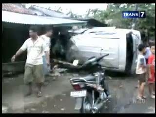 Sopir Mengantuk, Mobil Tabrak Rumah