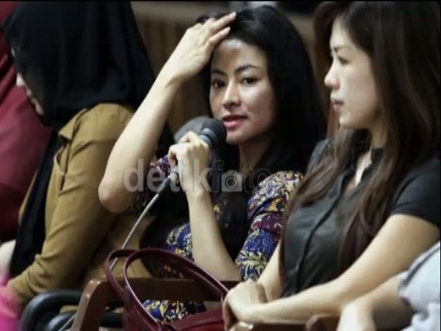 Model Cantik Jadi Saksi Sidang Fathanah