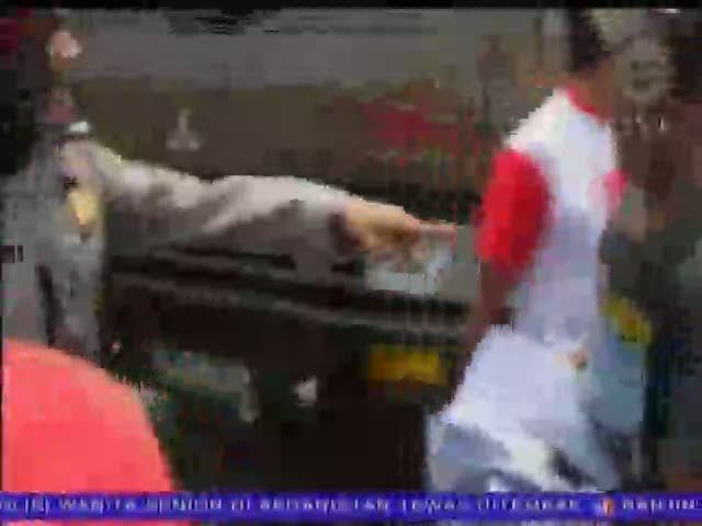 Truk Terbalik, Warga Jarah Isinya