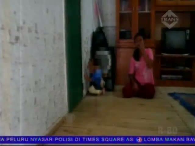 Balita Makan Kapur dan Dinding Rumah