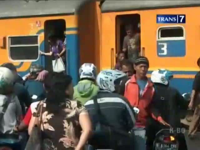 Kereta Turunkan Penumpang di Perlintasan
