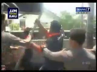 Massa Ormas Rusak Kantor Dinas PU